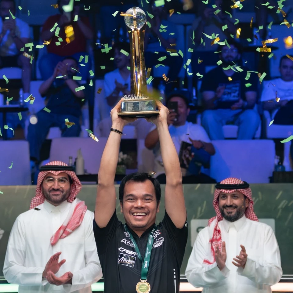 بطل بطولة العالم للبليارد 2025 يرفع الكأس